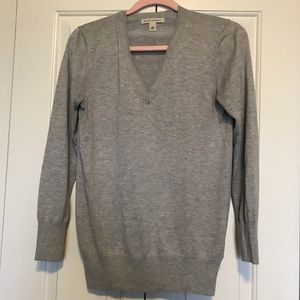 Banana Republic Gray V-Neck Sweater in Medium